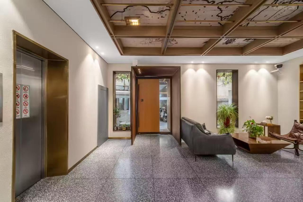 Weiting North Sichuan Road Hongkou Football Stadium Subway Station Branch Hotel 2*
