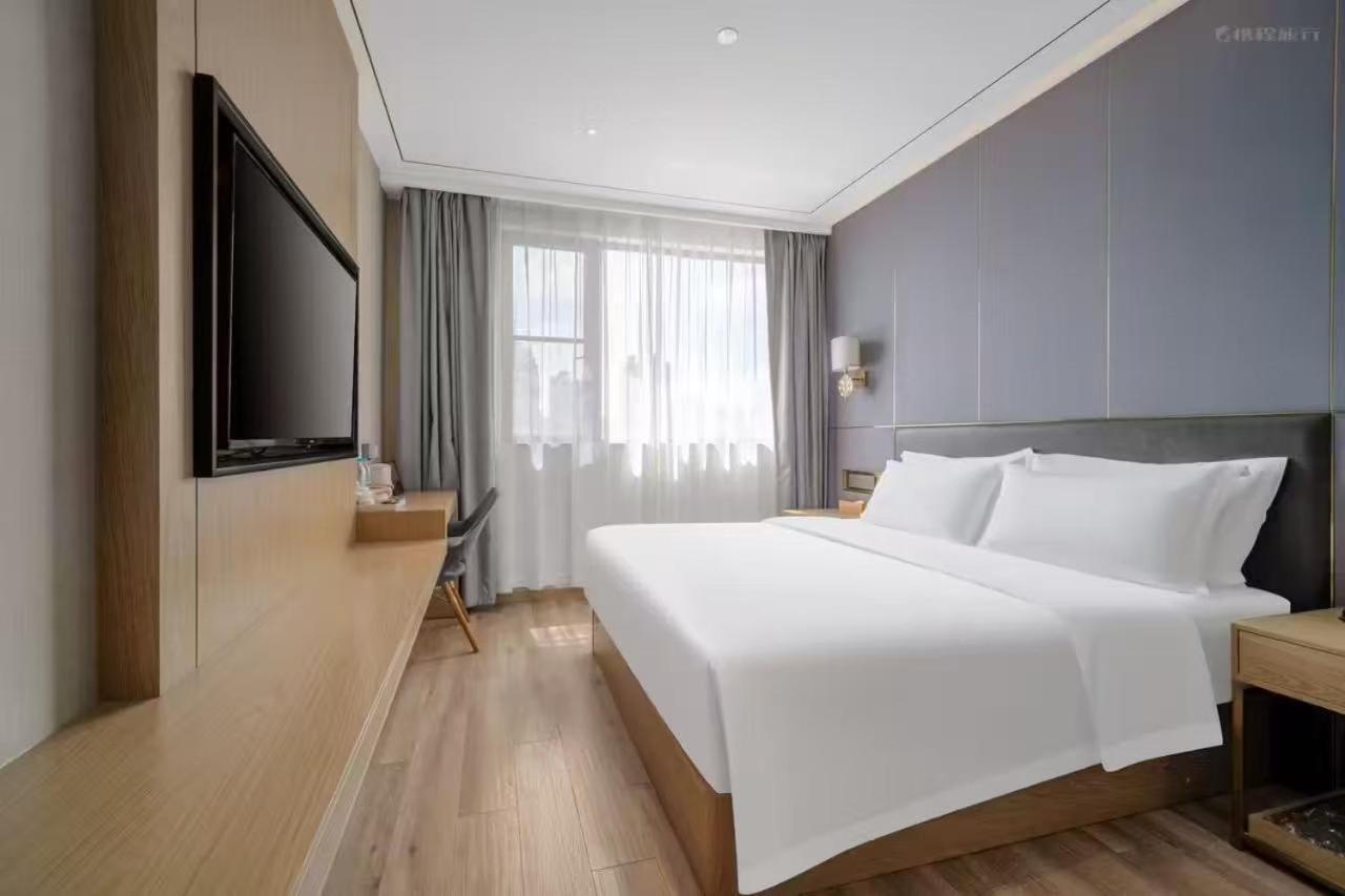 Weiting North Sichuan Road Hongkou Football Stadium Subway Station Branch Hotel
