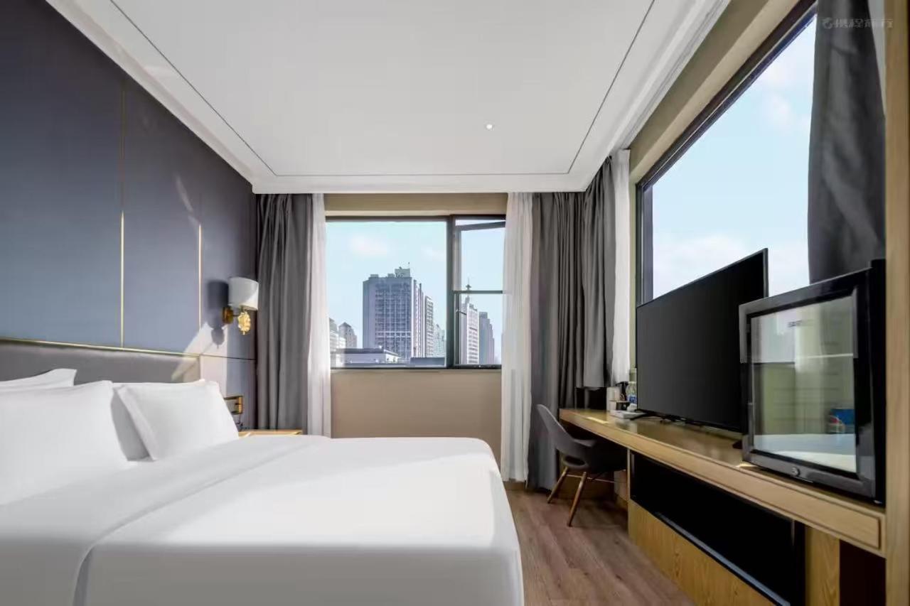 Weiting North Sichuan Road Hongkou Football Stadium Subway Station Branch Hotel 2*