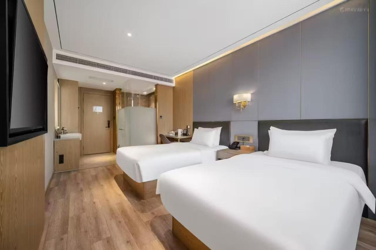 Weiting North Sichuan Road Hongkou Football Stadium Subway Station Branch Hotel
